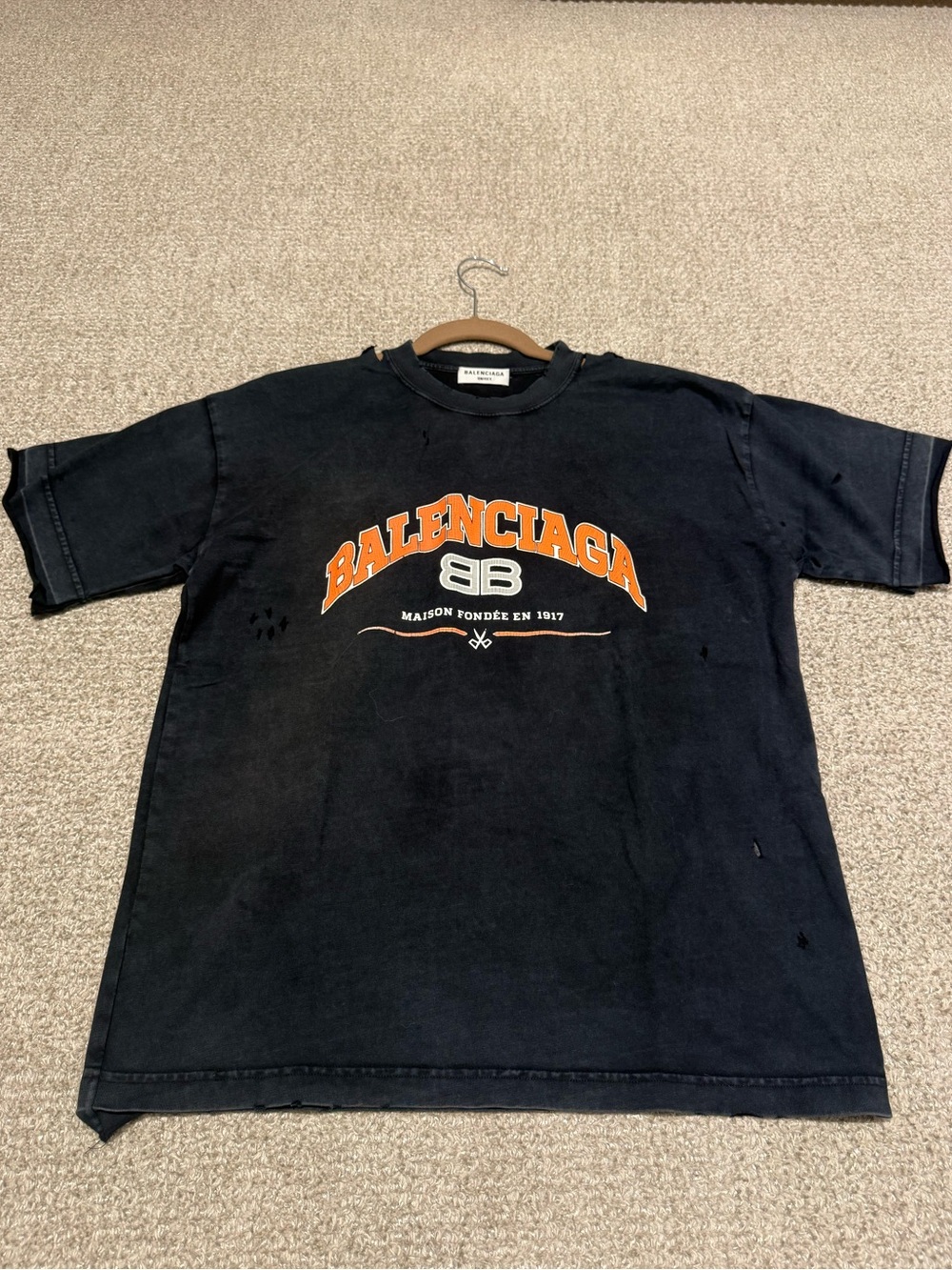Balenciaga Tee. Unisex M